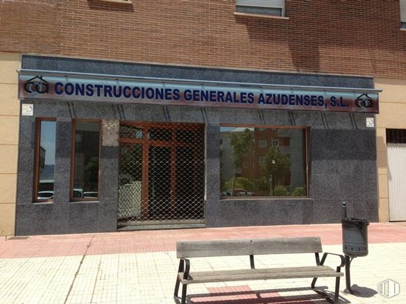 Local en venta en Calle San Miguel, Azuqueca de Henares, Guadalajara, 19200 con mesa de trabajo, ventana, edificio, banco exterior, sombra, arquitectura, planta, muebles de exterior, toldo y albañilería alrededor