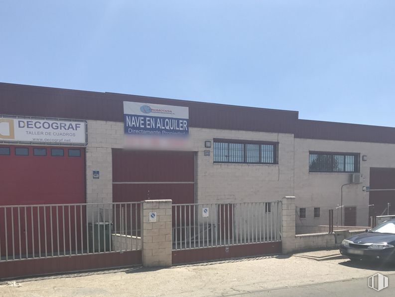 Industrial for sale at Polígono Santa Ana, Rivas-Vaciamadrid, Madrid, 28529 with car, window, building, automotive parking light, sky, property, tire, vehicle, facade and gas around