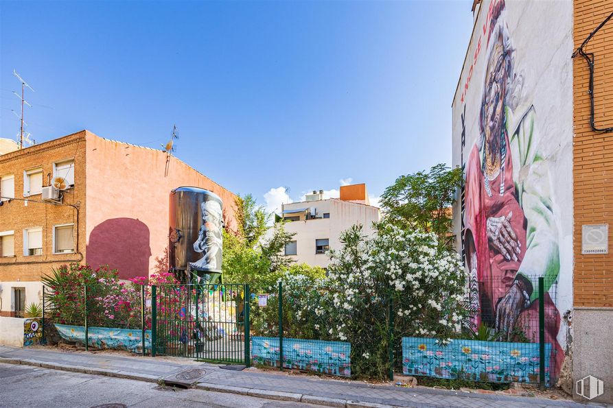 Land for sale at Calle González Soto, 19, Puente de Vallecas, Madrid, 28038 with building, sky, plant, window, azure, paint, urban design, road surface, house and neighbourhood around