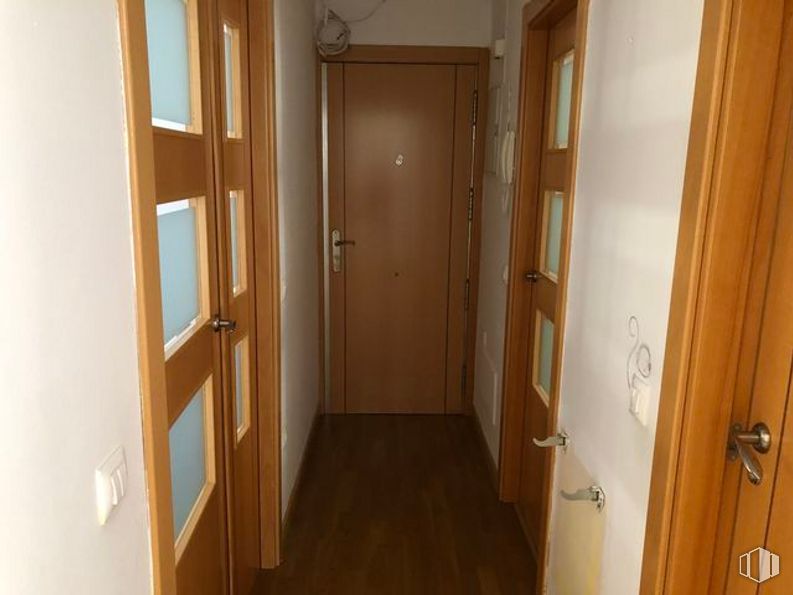 Retail for sale at Calle María Antonia Nebreda, Ávila, 05005 with door, building, fixture, handle, wood, house, dead bolt, home door, floor and wood stain around