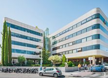 Office for rent at Calle Albasanz, 16, San Blas - Canillejas, Madrid, 28037 with car, building, sky, wheel, land vehicle, tire, vehicle, urban design, condominium and neighbourhood around