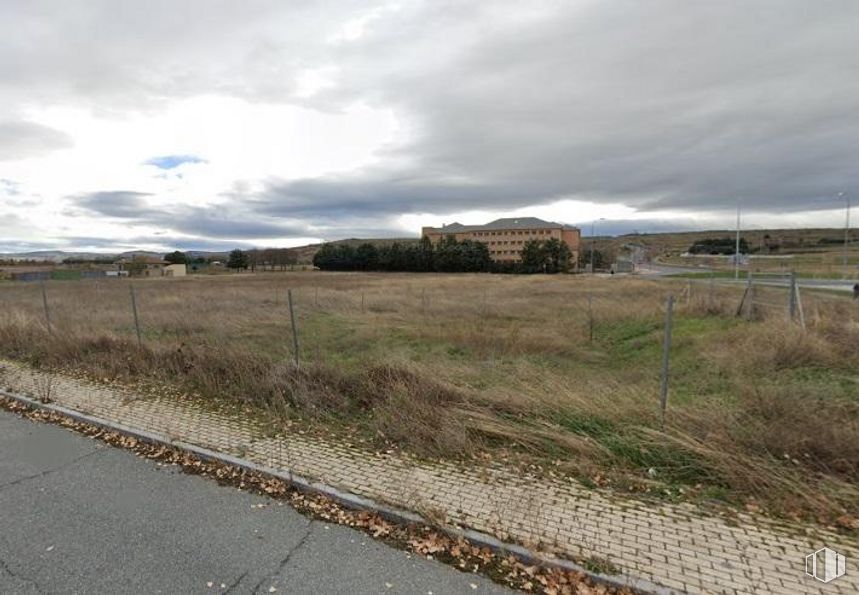 Land for sale at Calle Alonso Dávila, Ávila, 05002 with cloud, sky, ecoregion, plant, natural landscape, land lot, asphalt, road surface, grass and plain around