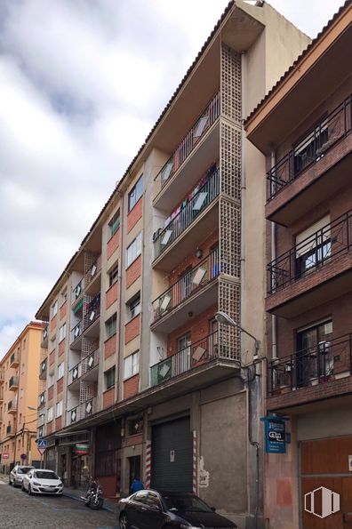 Local en alquiler y venta en Calle San Antón, 8, Segovia, 40005 con edificio, ventana, coche, cielo, propiedad, nube, rueda, vehículo, neumático y bloque de torre alrededor