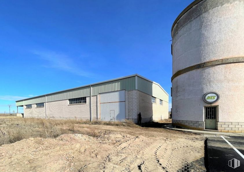 Nave en alquiler en Zona industrial, Sanchidrián, Ávila, 05290 con edificio, cielo, silo, lote de tierra, planta, hierba, nube, fachada, material compuesto y paisaje alrededor