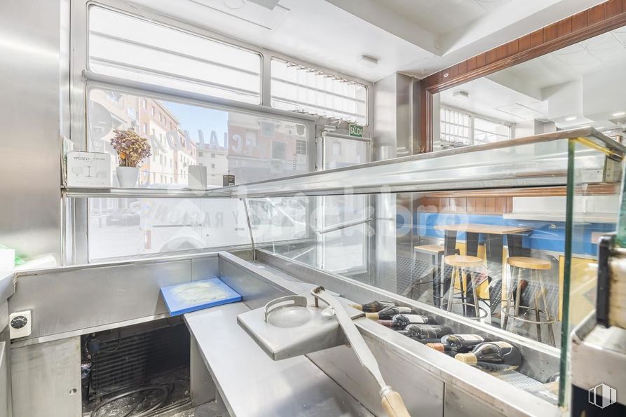 Retail for sale at Paseo Quince de Mayo, 3, Carabanchel, Madrid, 28019 with building, interior design, flooring, fixture, house, engineering, glass, ceiling, kitchen and shelving around