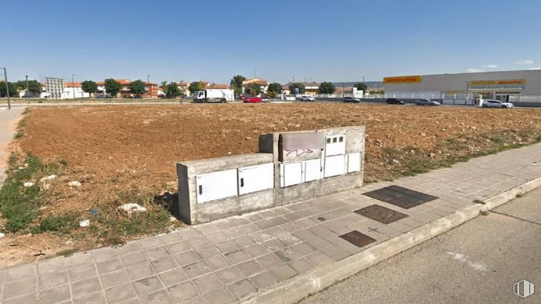 Land for sale at Avenida Bulevar Castilla La Mancha, 4, Marchamalo, Guadalajara, 19180 with building, sky, plant, road surface, asphalt, land lot, urban design, brick, grass and landscape around