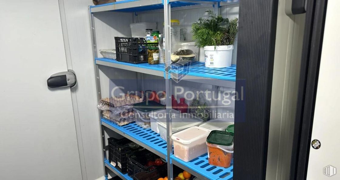 Local en alquiler en Avenida Nuevo Mundo, Boadilla del Monte, Madrid, 28660 con planta de interior, estantería, estante, máquina, plástico y electrodoméstico alrededor