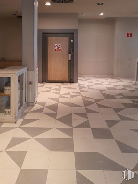 Retail for rent at Calle Princesa, 76, Chamberí, Madrid, 28008 with door, tile flooring, wood, hall, interior design, floor, flooring, material property, hardwood and ceiling around