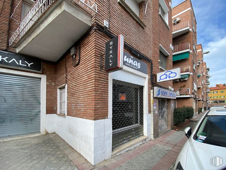 Retail for sale & for rent at Calle Agila, 10, La Latina, Madrid, 28011 with car, building, window, vehicle, automotive lighting, road surface, cloud, brick, brickwork and sidewalk around