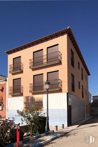 Retail for sale at Plaza José Antonio, 2, Lominchar, Toledo, 45212 with house, sky, plant, building, window, fixture, urban design, tree, residential area and real estate around