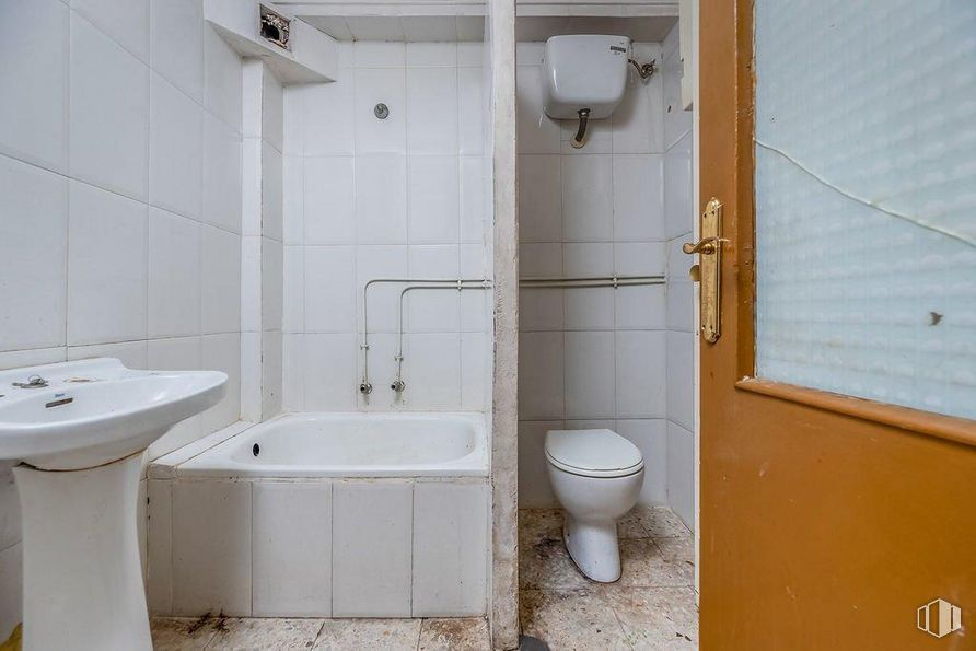 Local en venta en Calle Ancha, Aranjuez, Madrid, 28300 con inodoro, fregadero, accesorios de fontanería, grifo, propiedad, lavabo, cuarto de baño, morado, fluido y interiorismo alrededor