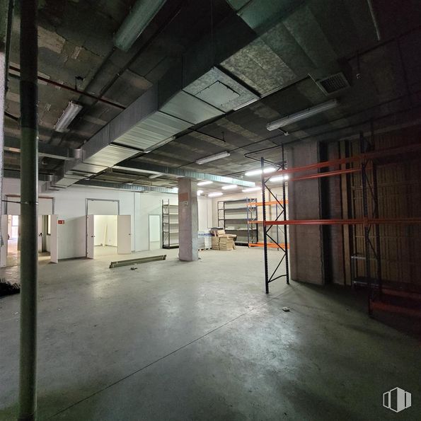 Industrial for sale at Calle María Tubau, Fuencarral - El Pardo, Madrid, 28050 with flooring, ceiling, floor, wood, lighting, composite material, metal, fluorescent lamp, hall and beam around