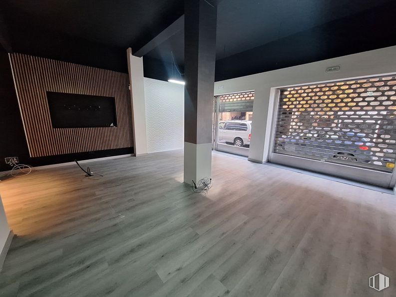 Retail for rent at Zona Ríos Rosas, Chamberí, Madrid, 28003 with television, flooring, floor, interior design, ceiling, silver, wood flooring, hardwood, tile and cleanliness around