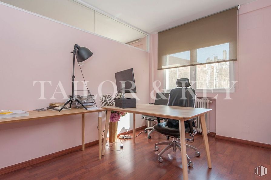 Oficina en venta en Calle Vallehermoso, Chamberí, Madrid, 28015 con escritorio, alumbrado, lámpara, silla, ventana, mesa, mueble, ordenador personal, edificio y ordenador alrededor