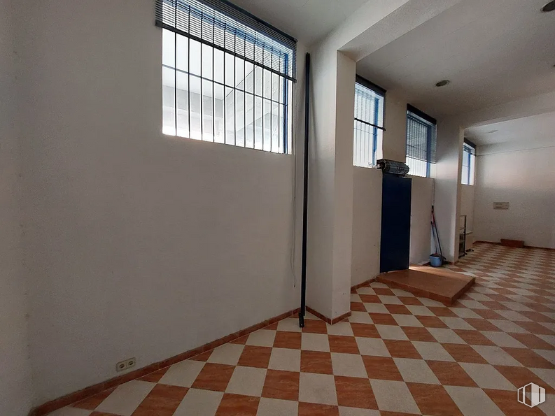 Retail for sale at Calle Reina de África, Puente de Vallecas, Madrid, 28018 with window, fixture, tile flooring, wood, interior design, hall, shade, flooring, floor and material property around