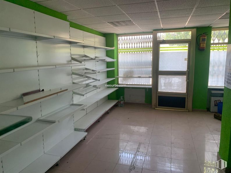 Retail for sale at Calle Agustín Rodríguez Sahagun, Ávila, 05003 with furniture, door, shelf, building, shelving, interior design, floor, flooring, ceiling and fixture around