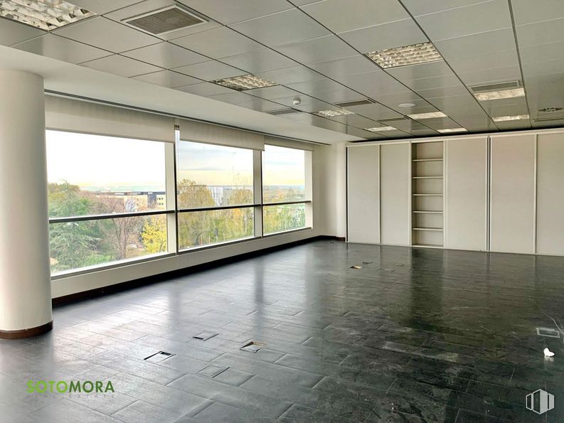 Oficina en venta en Arroyo de La Vega - La Moraleja, Alcobendas, Madrid, 28042 con accesorio, pasillo, diseño de interiores, suelo, piso, ventana, vidrio, sombra, techo y material compuesto alrededor