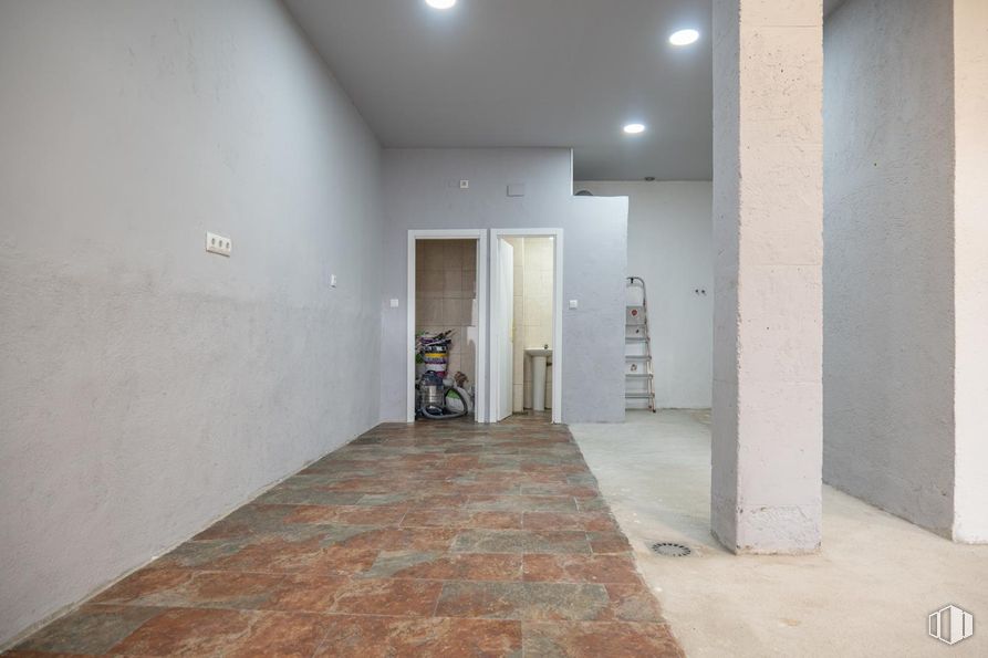 Retail for sale at Calle Virgen de las Fuentes, Ávila, 05005 with door, flooring, wall, floor, ceiling, composite material, concrete, tile flooring, building material and plaster around