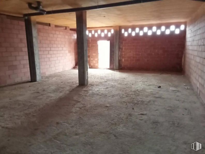 Retail for sale at Calle Dulcinea, Recas, Toledo, 45211 with wood, building, hall, flooring, floor, house, ceiling, beam, tints and shades and concrete around