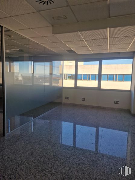 Oficina en alquiler en Zona El Pinar - Punta Galea, Las Rozas de Madrid, Madrid, 28230 con edificio, accesorio, sombra, suelos, ventana, hall, vidrio, techo, tintes y matices y casa alrededor