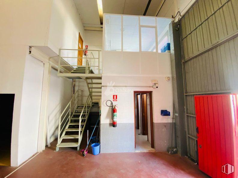 Industrial for sale at Calle Plomo, San Martín de la Vega, Madrid, 28330 with flooring, floor, stairs, ceiling, door, ladder, building material, paint, hardwood and wood stain around