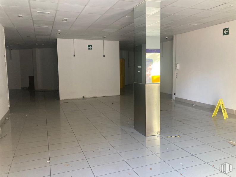 Retail for sale & for rent at Plaza del Salvador, Leganés, Madrid, 28912 with fixture, flooring, floor, hall, ceiling, tile flooring, composite material, gas, space and parking around