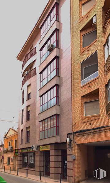 Retail for sale at Calle Antonio Machado, Tarancón, Cuenca, 16400 with building, window, property, sky, fixture, tower block, urban design, condominium, brick and house around