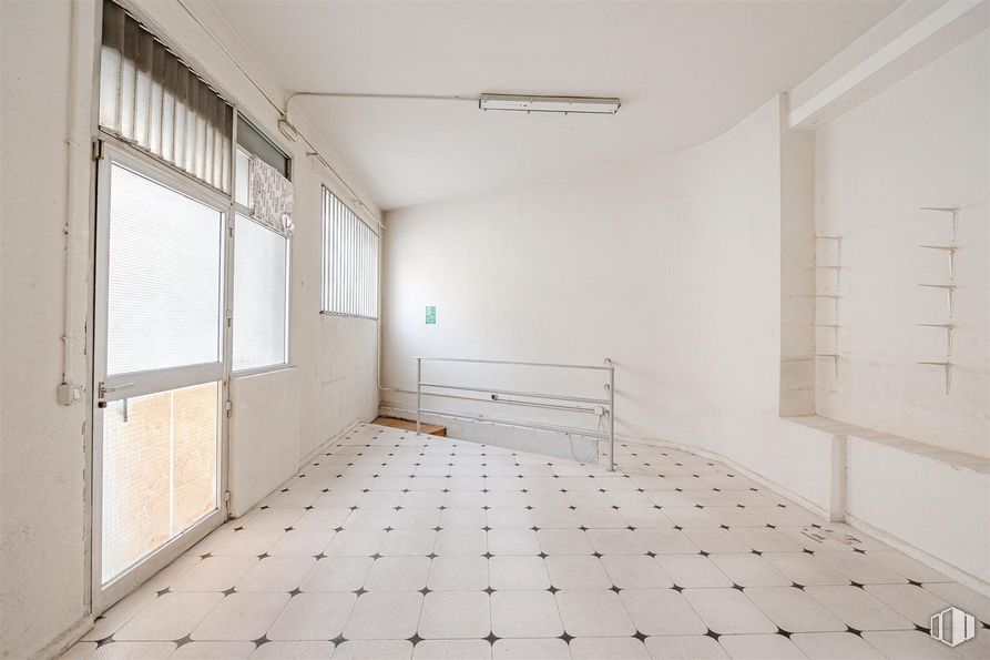 Local en venta en Avenida Federico Rubio y Galí, Tetuán, Madrid, 28039 con ventana, lámpara, accesorio, suelos, madera, hall, techo, material compuesto, vidrio y espacio alrededor