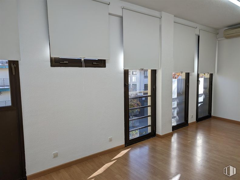 Oficina en alquiler en Calle Gran Vía, 28, Majadahonda, Madrid, 28220 con interiorismo, suelos, mueble, suelo, silla, revestimiento de ventanas, vidrio, tratamiento de ventanas, sombra y iluminación natural alrededor