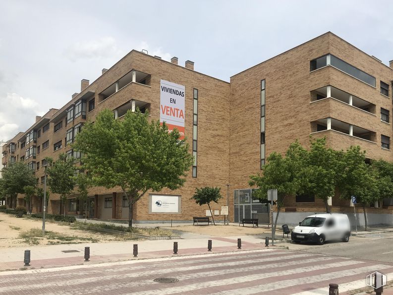 Retail for sale at Calle Juan Gris, 3, San Sebastián de los Reyes, Madrid, 28700 with building, car, window, sky, property, cloud, vehicle, tree, plant and wheel around