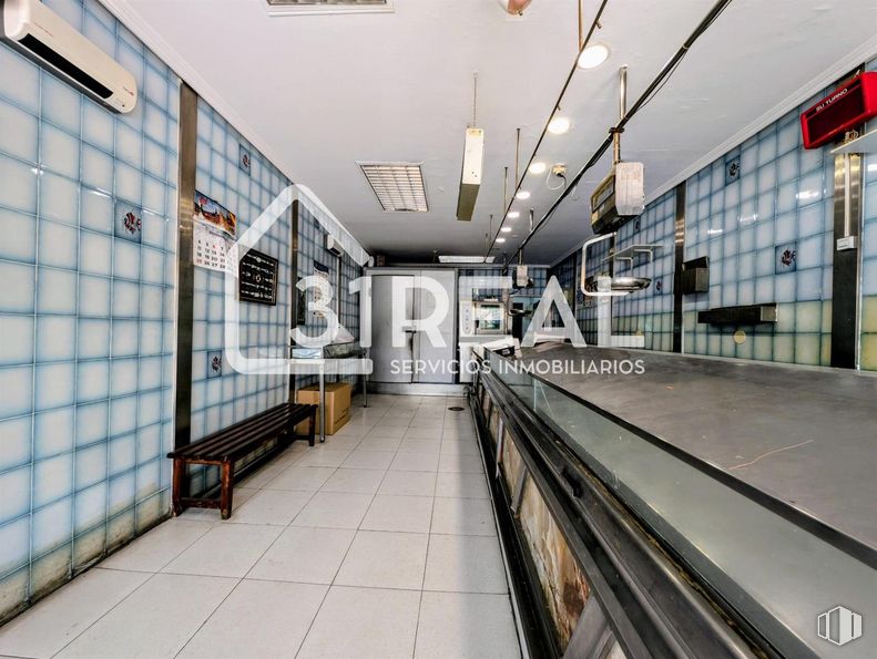 Local en venta en Zona Peñagrande, Fuencarral - El Pardo, Madrid, 28035 con mesa de trabajo, interiorismo, suelos, suelo, edificio, accesorio, techo, ciudad, edificio comercial y vidrio alrededor