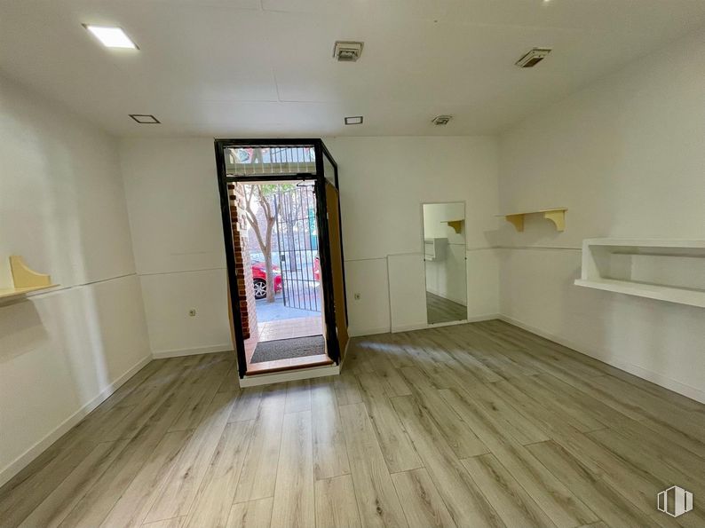 Local en alquiler en Calle Santiago, Alcalá de Henares, Madrid, 28801 con puerta, madera, accesorio, hall, suelos, suelo, suelo laminado, madera dura, techo y tinte para madera alrededor