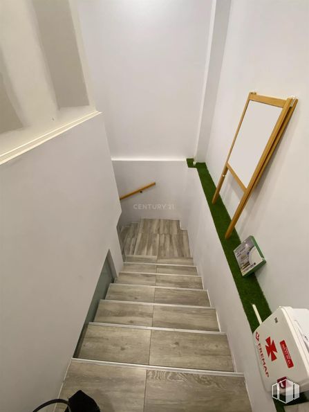 Local en alquiler en Avenida Isabel De Farnesio, Boadilla del Monte, Madrid, 28660 con espejo, escaleras, madera, accesorio, suelos, suelo, casa, pintura, madera dura y balaustre alrededor