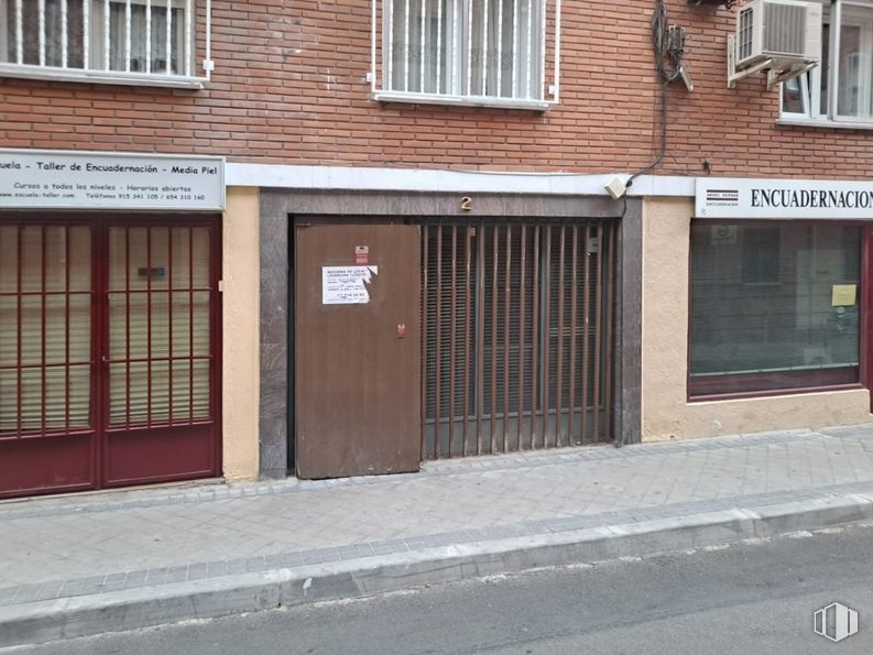 Retail for sale at Zona Tetuán, Tetuán, Madrid, 28039 with window, door, property, fixture, wood, road surface, brickwork, asphalt, brick and facade around