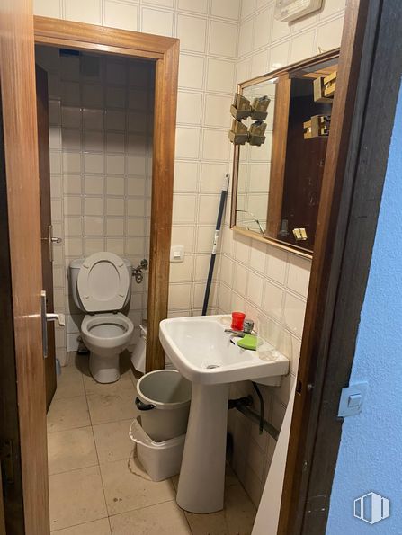 Retail for rent at Calle Ordóñez, 38, Leganés, Madrid, 28911 with toilet, sink, mirror, tap, property, plumbing fixture, bathroom sink, toilet seat, bathroom and purple around