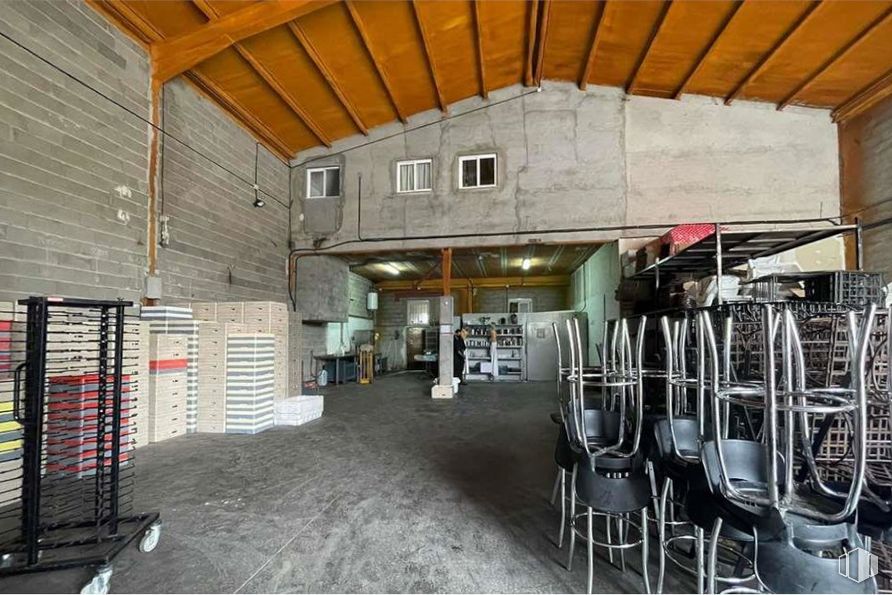 Nave en venta en Polígono Industrial, Moralzarzal, Madrid, 28411 con arquitectura, madera, piso, edificio, viga, suelo, techo, habitación, puerta y silla alrededor