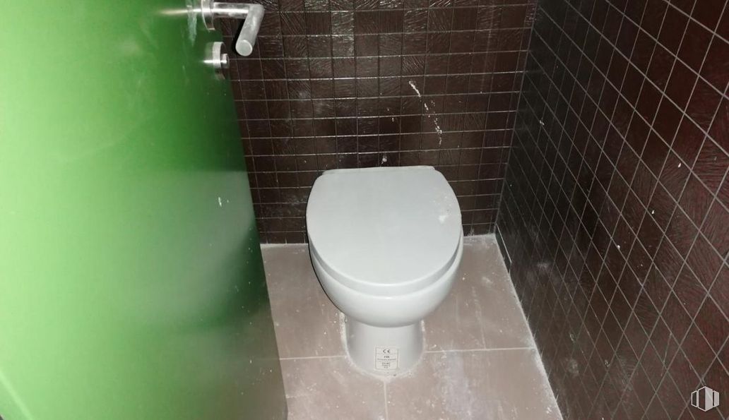 Retail for sale at Calle Toledo, 48, Guadalajara, 19002 with toilet, plumbing fixture, bathroom, purple, fluid, floor, flooring, plumbing, composite material and wood around