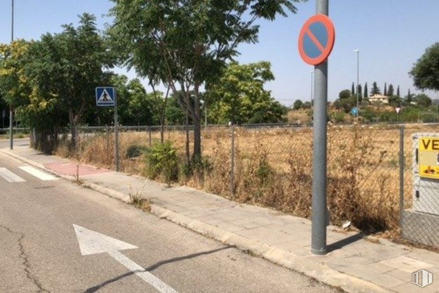 Suelo en venta en Carretera M-204, Villalbilla, Madrid, 28810 con señal de tráfico, cielo, planta, infraestructura, superficie de la carretera, árbol, asfalto, lote de terreno, vía pública y vehículo de motor alrededor