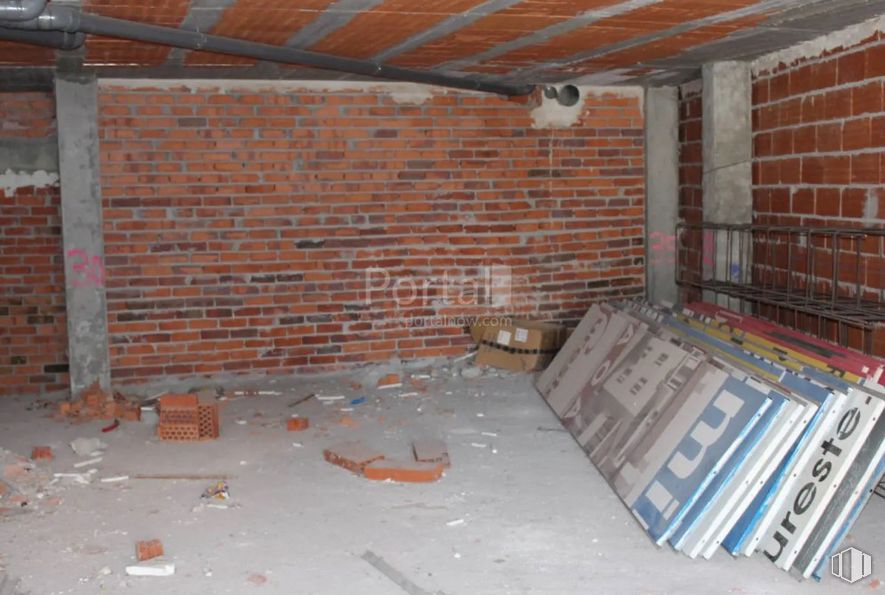 Retail for sale at Calle Espada, Cantimpalos, Segovia, 40360 with building, wood, brickwork, brick, flooring, architecture, floor, house, building material and composite material around