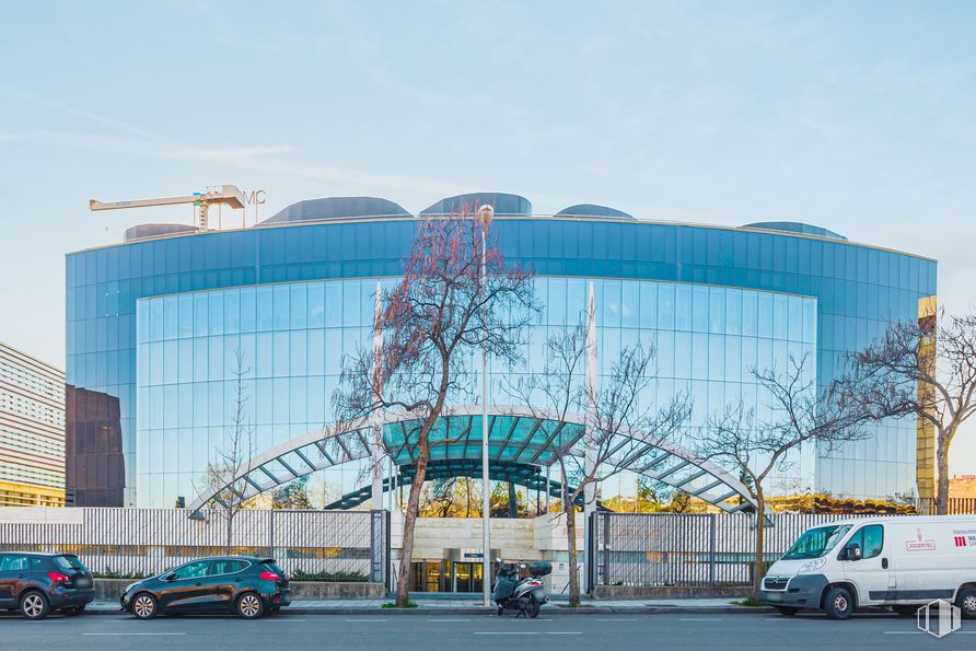 Oficina en alquiler en Edificio París, Calle Ribera del Loira, 8 - 10, Barajas, Madrid, 28033 con coche, camioneta, edificio, cielo, rueda, vehículo terrestre, neumático, vehículo, azul y diseño urbano alrededor