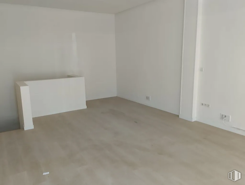 Local en alquiler en Calle Fermín Caballero, Fuencarral - El Pardo, Madrid, 28034 con mesa, madera, suelo, suelos, tinte para madera, madera dura, pintura, techo, hall y accesorio alrededor