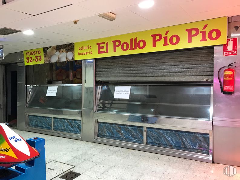 Local en alquiler y venta en Calle San Antón, 59, Parla, Madrid, 28980 con productos envasados, accesorio, edificio, gas, máquina, logotipo, restaurante de comida rápida, material compuesto, suelo y publicidad alrededor