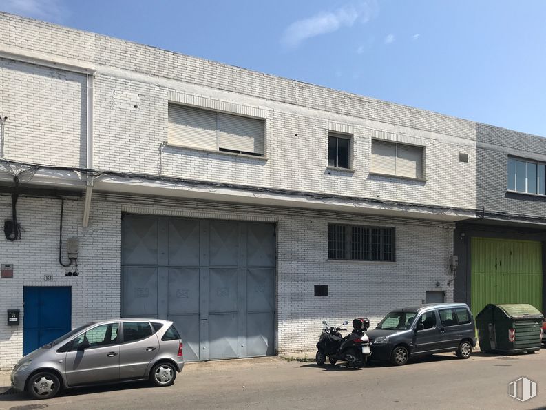 Nave en venta en Calle Impresores, Getafe, Madrid, 28906 con coche, ventana, puerta, edificio, rueda, luz de estacionamiento automotriz, neumático, vehículo terrestre, cielo y vehículo alrededor