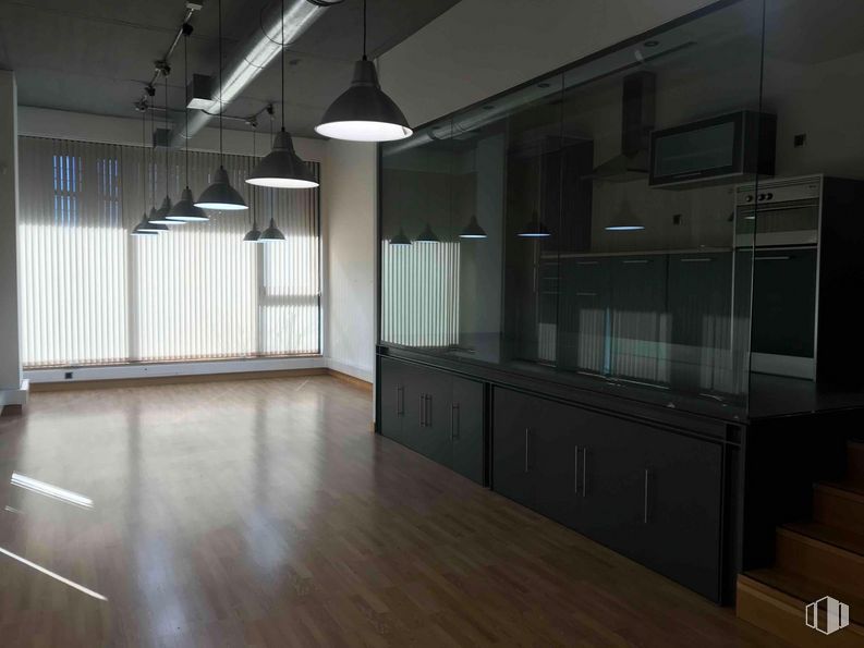 Oficina en venta en Polígono Industrial Sur, San Sebastián de los Reyes, Madrid, 28703 con lámpara, alumbrado, ebanistería, edificio, madera, interiorismo, suelo, encimera, suelos y cocina alrededor