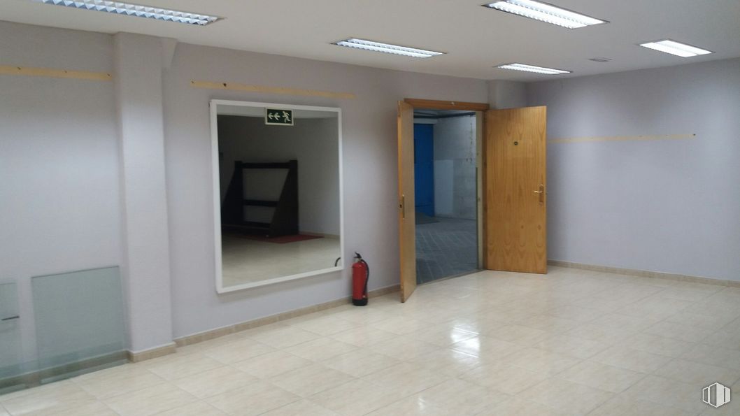 Retail for sale at Calle Espejo, 4, Centro, Madrid, 28013 with door, fixture, interior design, hall, floor, flooring, wall, building, ceiling and event around