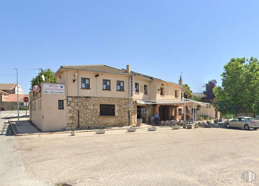 Retail for sale at Calle Bayona, 44, Boceguillas, Segovia, 40560 with car, house, sky, property, window, tree, building, neighbourhood, asphalt and road surface around