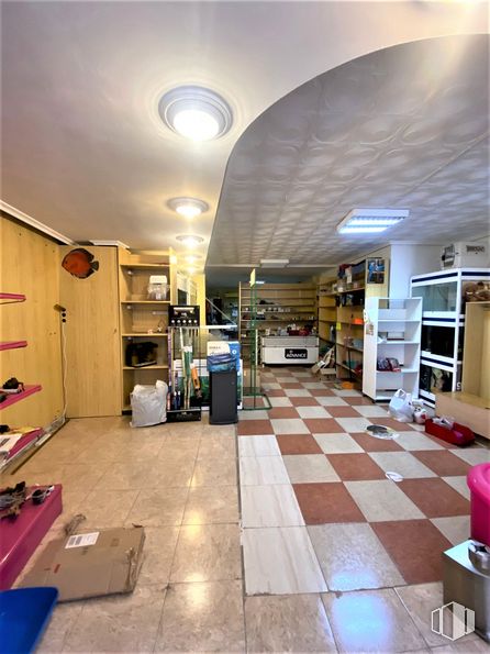 Retail for sale & for rent at Zona Centro, Azuqueca de Henares, Guadalajara, 19200 with packaged goods, shelf, wood, architecture, flooring, floor, shelving, bookcase, hardwood and building around