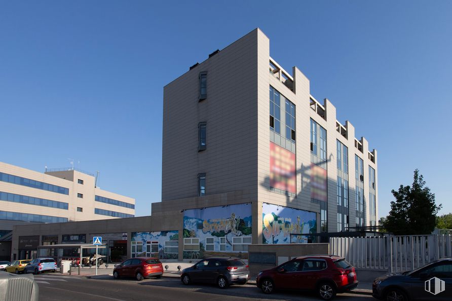 Retail for sale at Calle Manuel Pombo Angulo, 22, Hortaleza, Madrid, 28050 with car, building, wheel, sky, land vehicle, tire, vehicle, cloud, window and urban design around