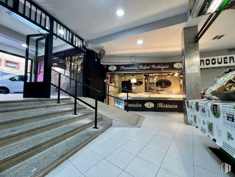 Retail for sale at Calle Juan Duque, Arganzuela, Madrid, 28005 with car, flooring, floor, tile flooring, stairs, wheel, ceiling, door, automotive design and retail around