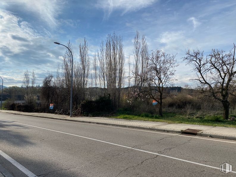 Suelo en venta en Carretera Marchamalo, 5, Guadalajara, 19004 con nube, cielo, planta, rama, paisaje natural, superficie de carretera, árbol, asfalto, lote de tierra y línea eléctrica aérea alrededor